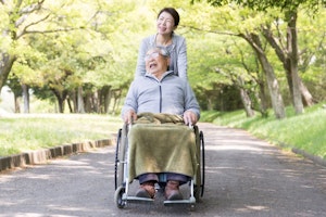 民間の介護保険は必要？介護にかかる費用や公的介護保険制度との違いから必要性を解説