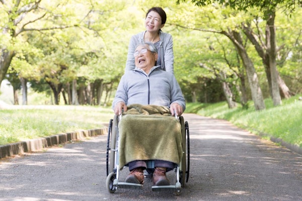 民間の介護保険は必要？介護にかかる費用や公的介護保険制度との違いから必要性を解説