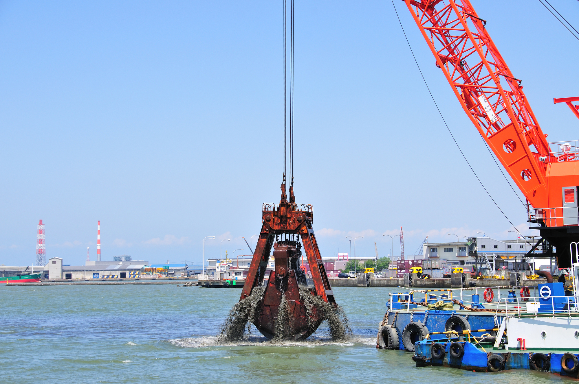 港湾に溜まったヘドロを除去