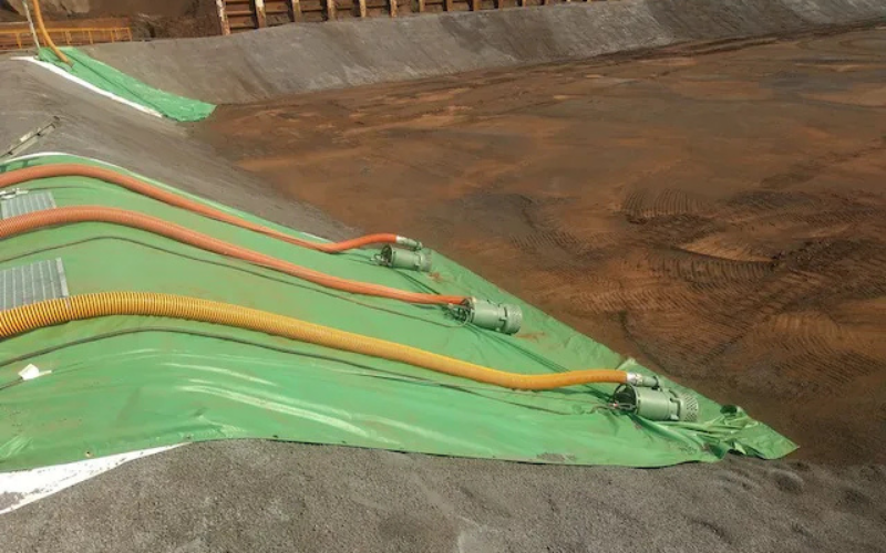 製鉄所内の雨水受け槽に堆積した高濃度汚泥を安定移送！既設水処理設備