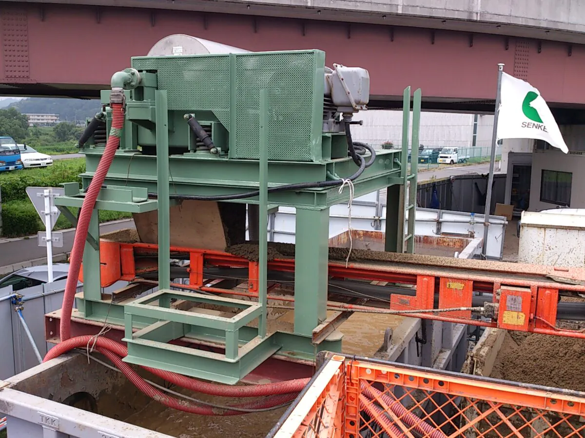 遠心分離機（推進泥水の再利用）の写真