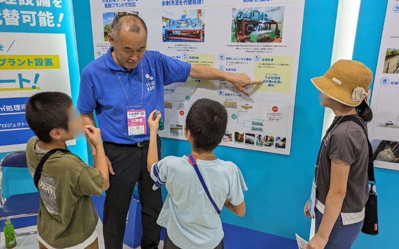 未来のエンジニアが誕生？下水道展2日目に弊社ブースへ小学生が来場！