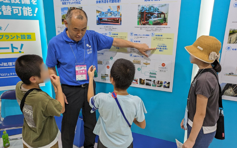 未来のエンジニアが誕生？下水道展2日目に弊社ブースへ小学生が来場