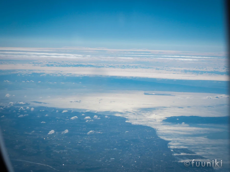 明石海峡大橋。奥には関空が見える