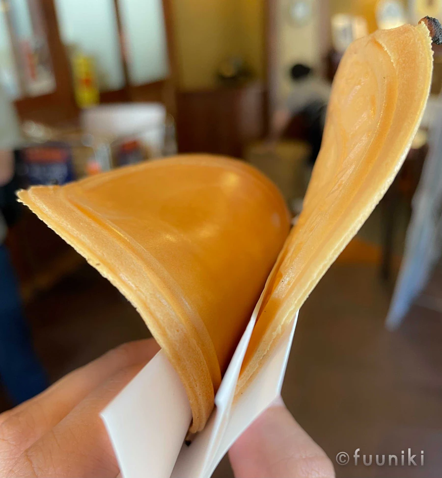 ぐにゃりと曲がったなま炭酸せんべい