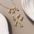 〈スタージュエリー〉ETCHED INITIAL CHARM
