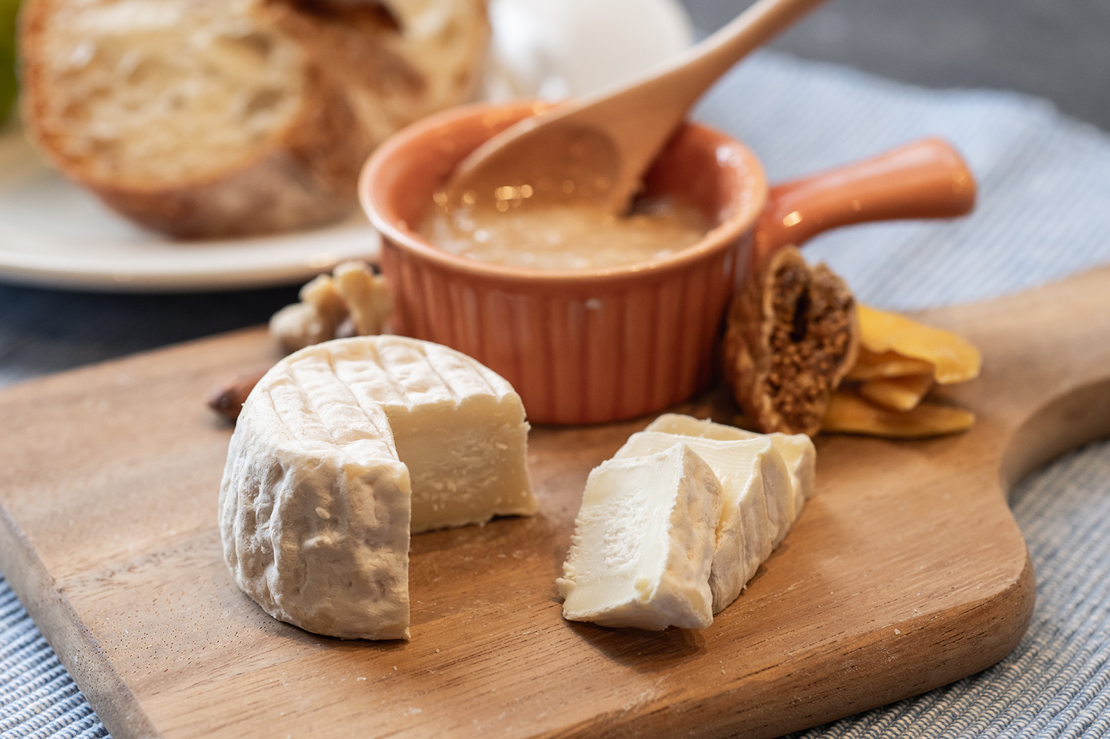 シェーブルチーズ「クロタン」× 酒粕ハニーディップの写真