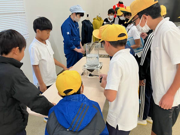 瀬田北小学校の工場見学を受け入れ | ニュースルーム | TORAY