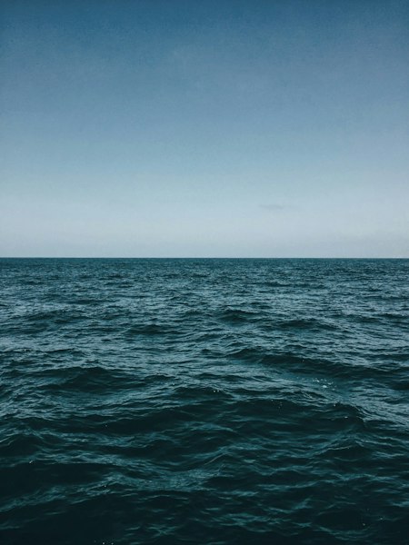 穏やかな海と水平線