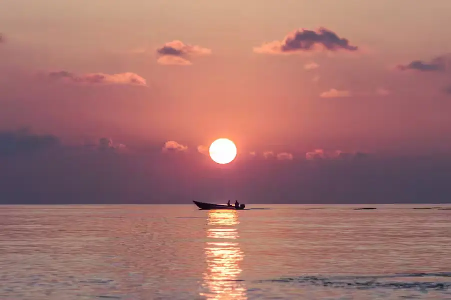 海と船と夕陽