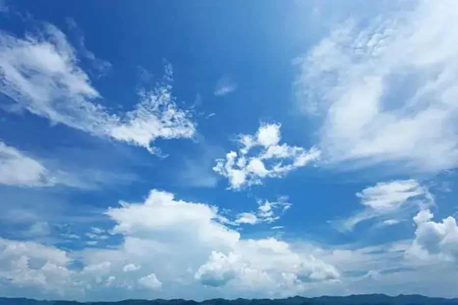 澄んだ空の画像