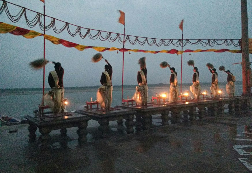 インドの川辺で行われる朝の祈りの儀式（写真はヴァラナシのガンジス川）