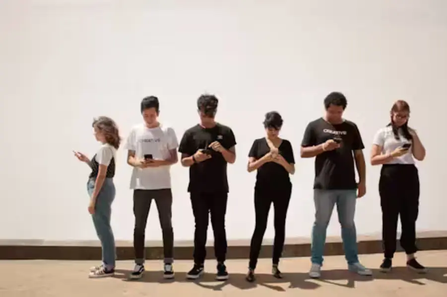 スマホを触る人