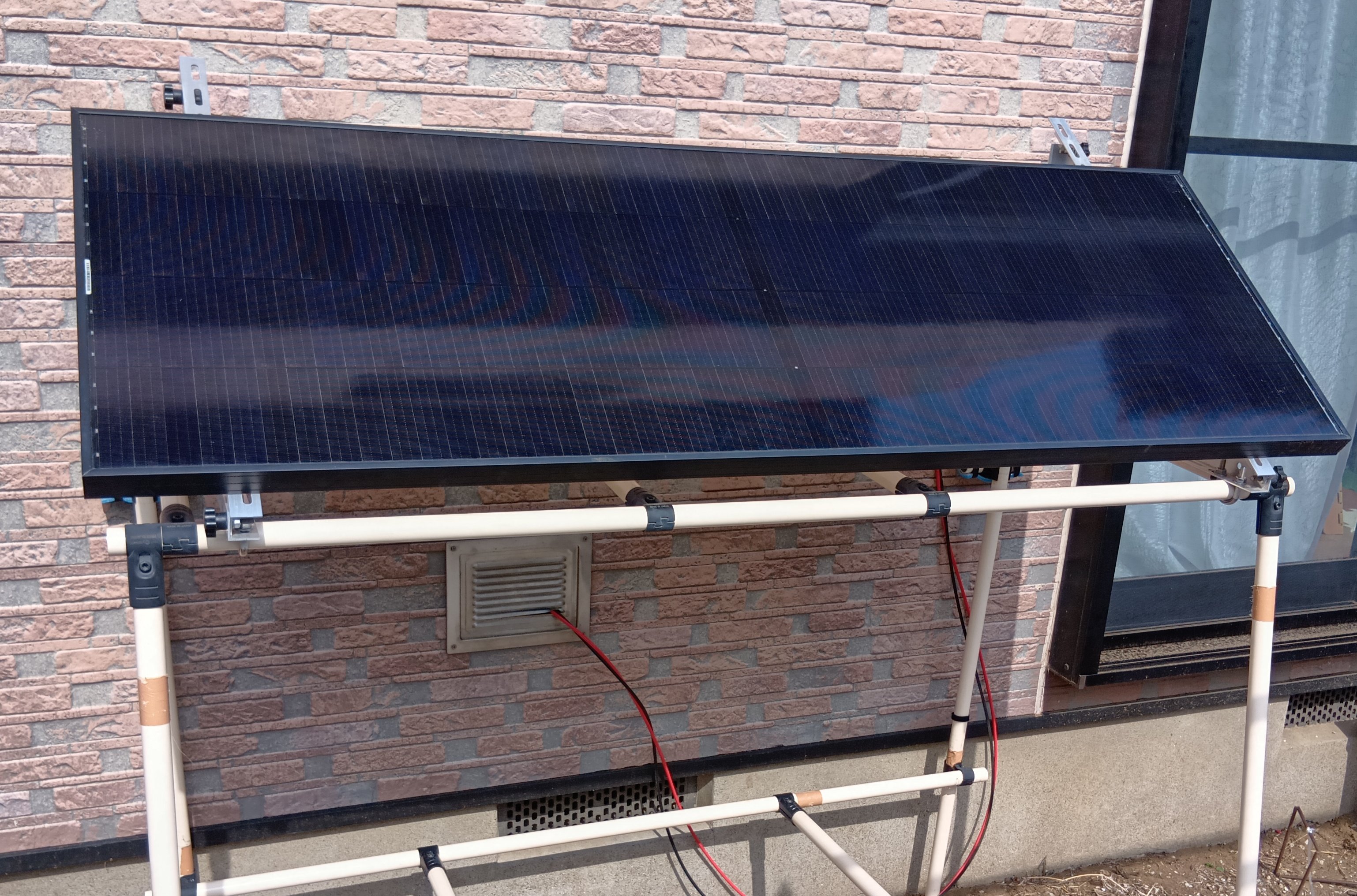 イレクターパイプでソーラーシステム 第一話 : 台風にも負けない！ソーラーパネル自作架台を組んでみた話