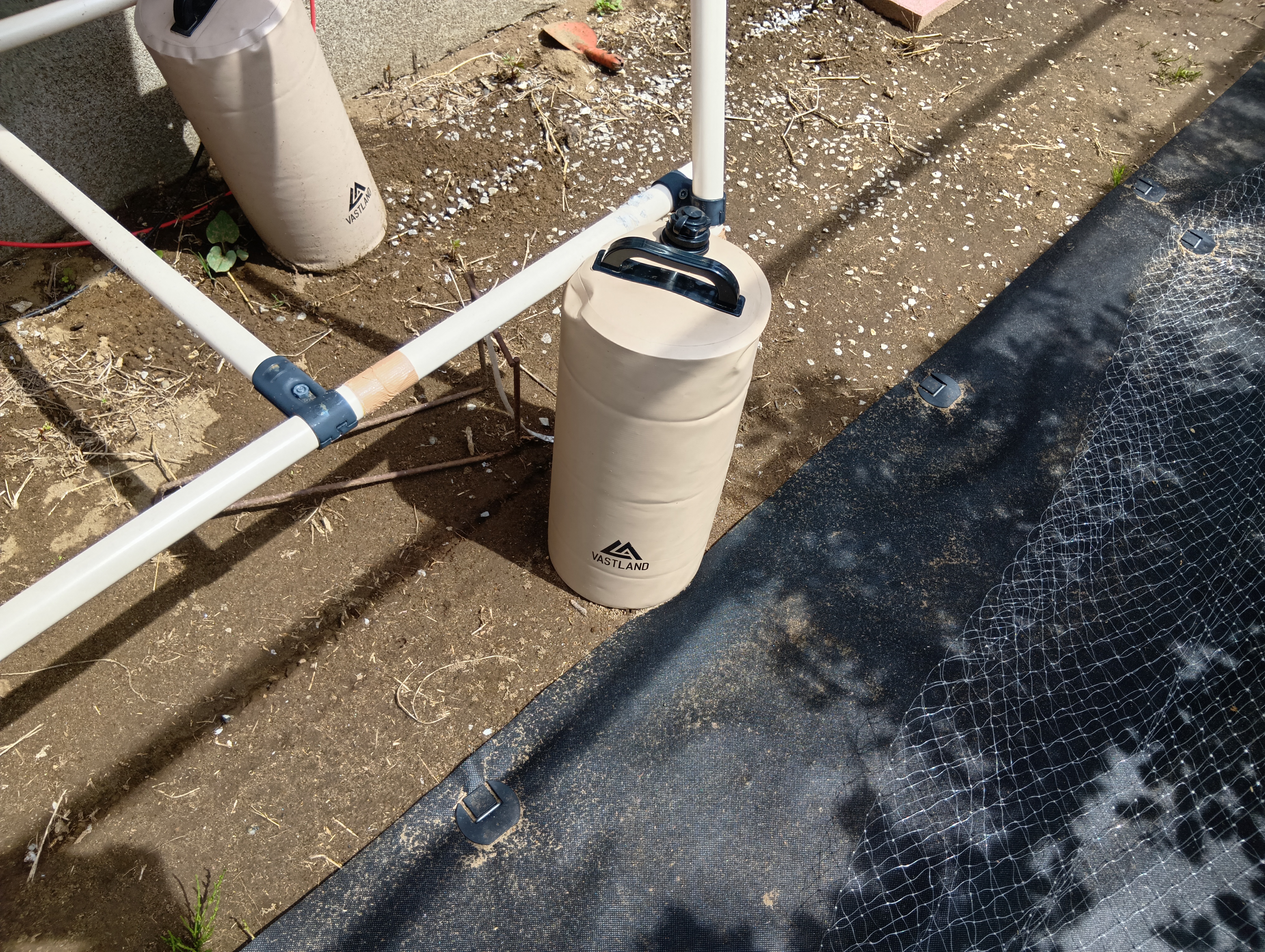 イレクターパイプでソーラーシステム 第二話 : 重さ9kgのソーラーパネル、イレクターパイプDIYの転倒防止策！