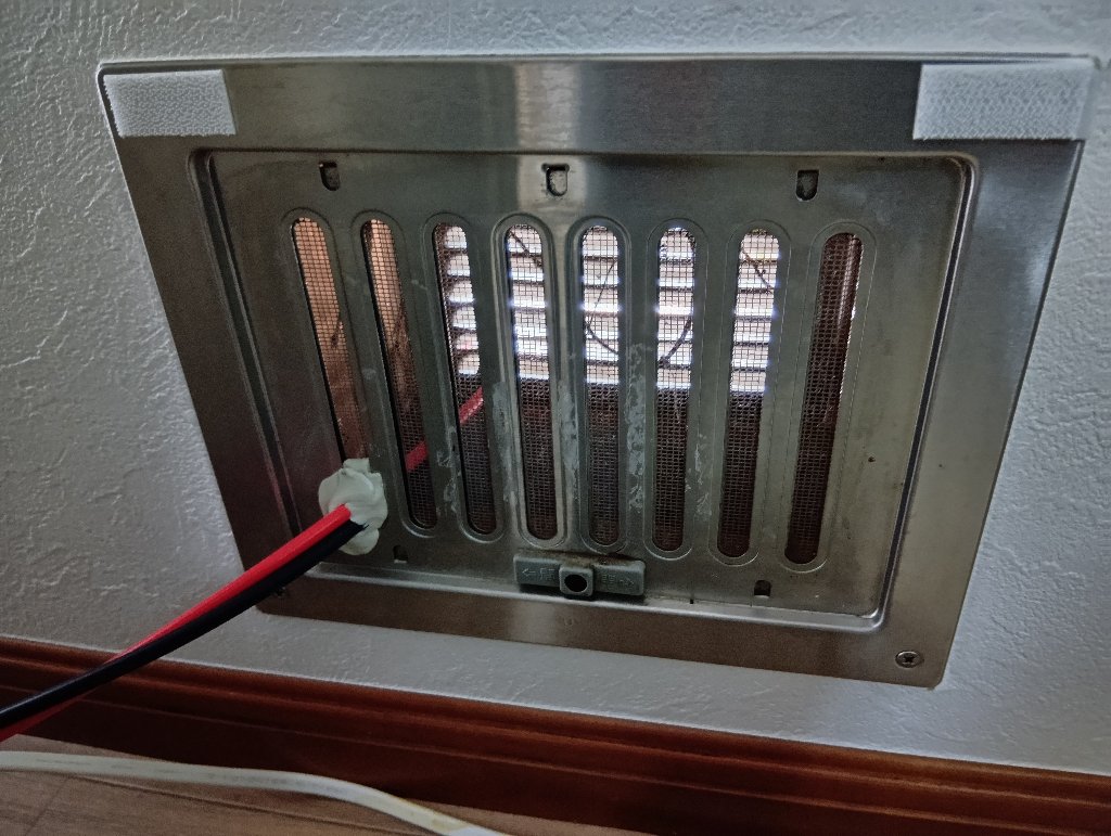 イレクターパイプでソーラーシステム 第三話 : 壁に穴は開けない！パズルマットと根性でソーラーケーブルを引き込む泥臭いハック