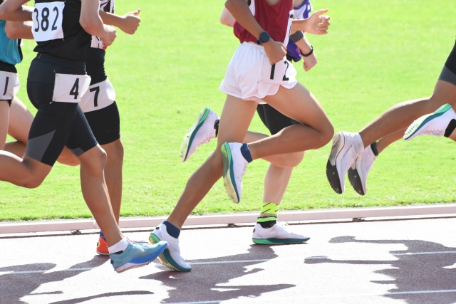 フィールドの汗は、ドルに変わるか？—大学アスリートたちのアイデンティティと市場の狭間