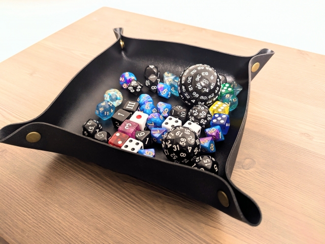 人類最古のサイコロは、1万2000年前の祈りか、あるいはただの遊びか