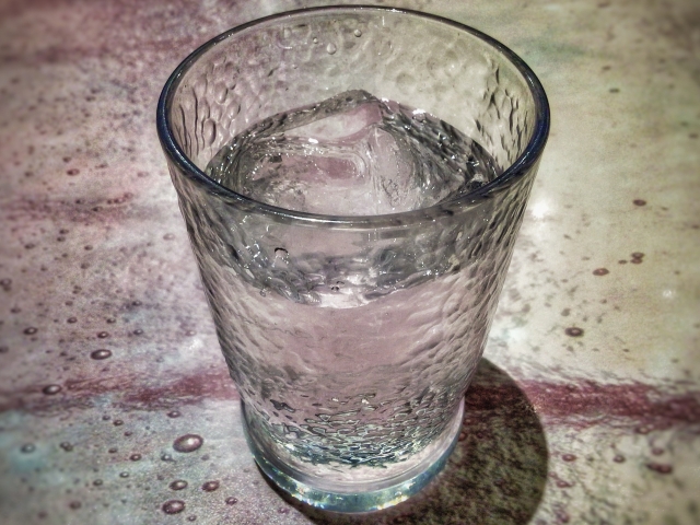 水はブラックホールだった？体内の宇宙を探る、もう一つの臨界点