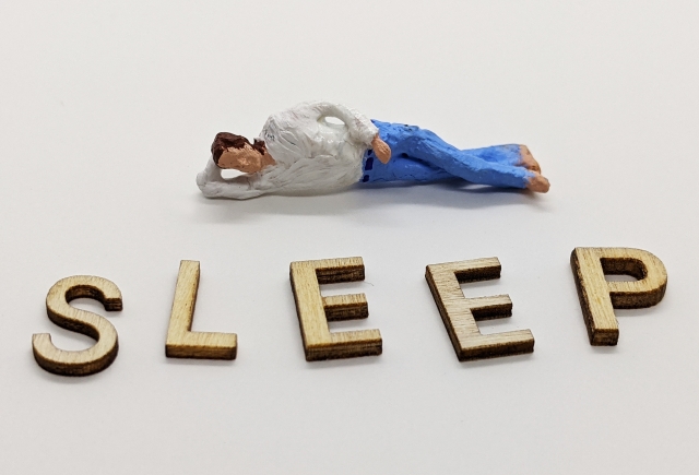 眠る脳、育つカラダ。成長ホルモンが奏でる夜の交響曲