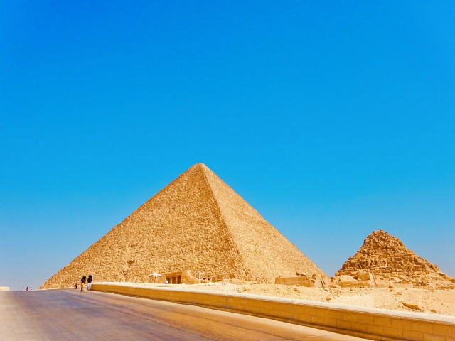 4600年揺れないピラミッドの謎と、絶対に揺れない僕らのラボ