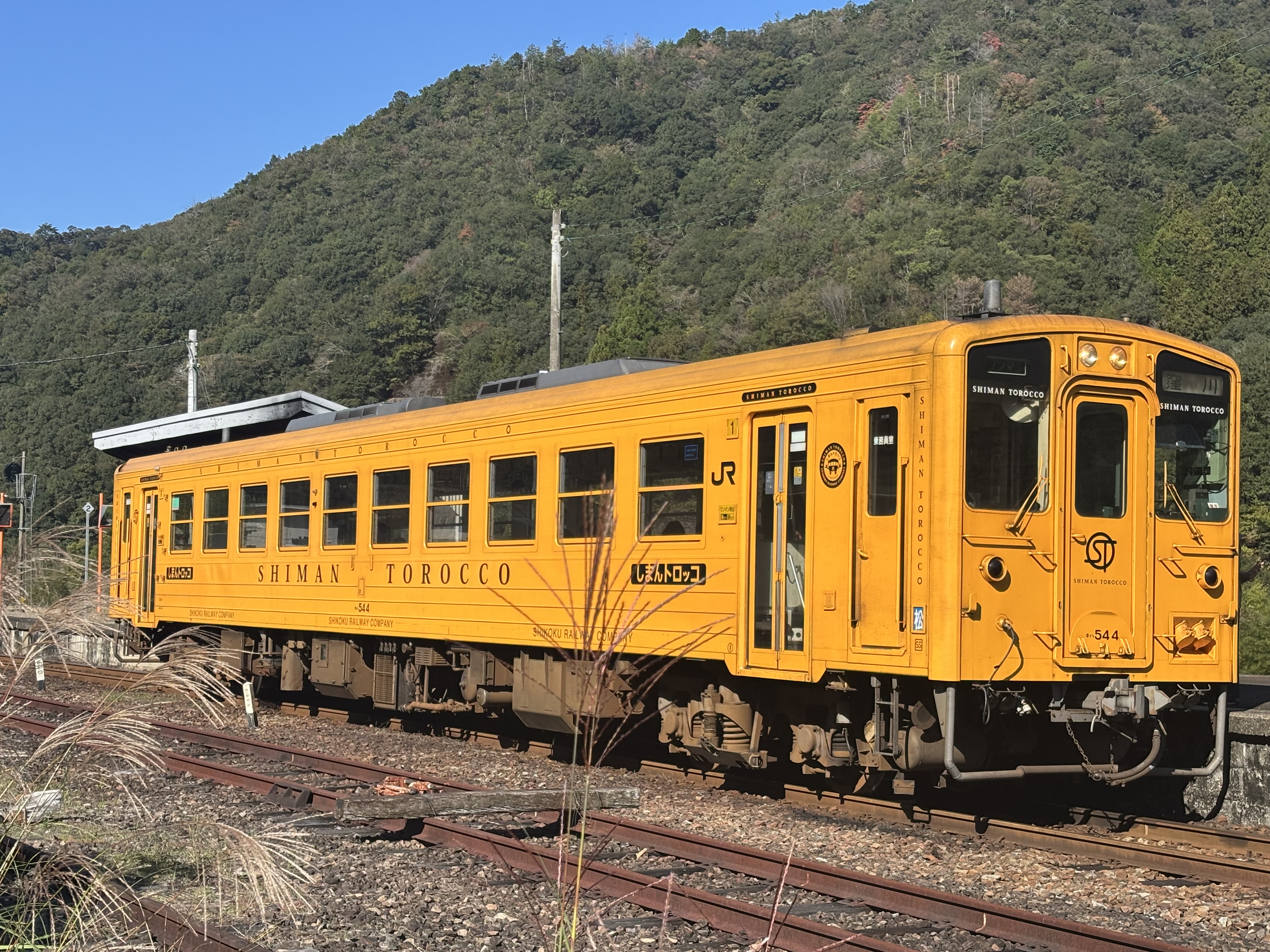 予土線を走る黄色い車両「しまんトロッコ」