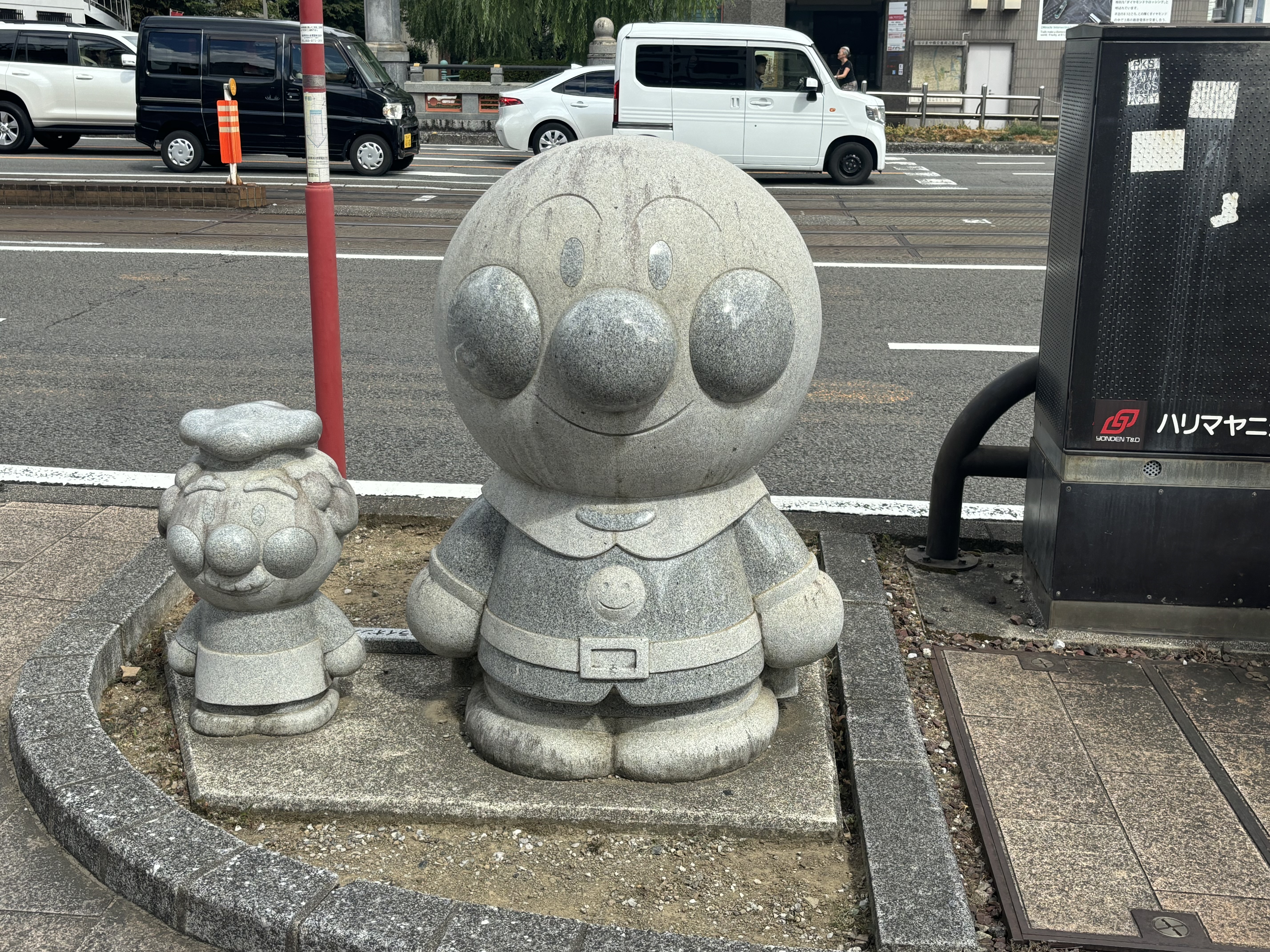 高知市内の道端に立つアンパンマンの石像