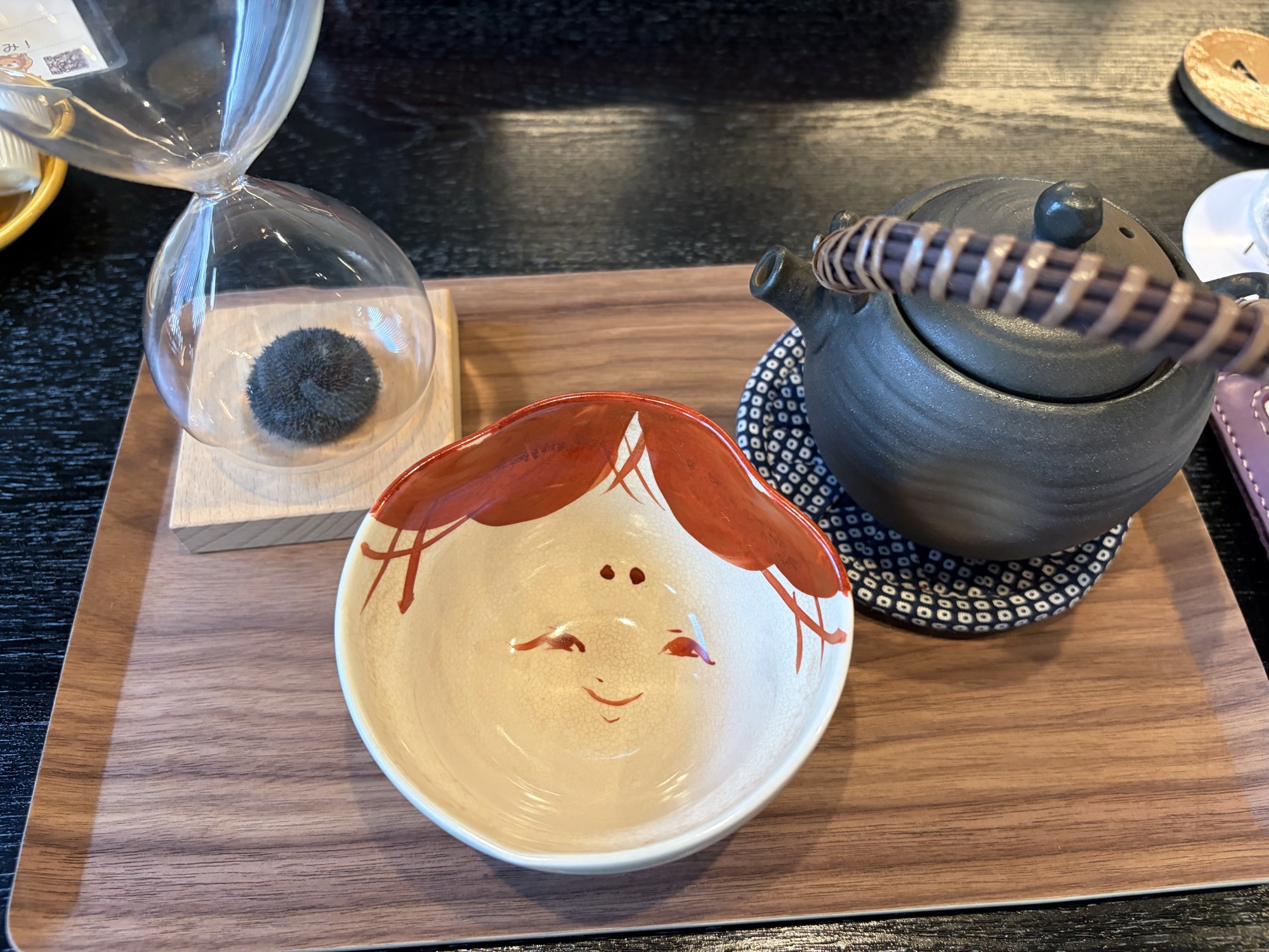 茶癒でいただいた、顔が描かれた抹茶碗と急須