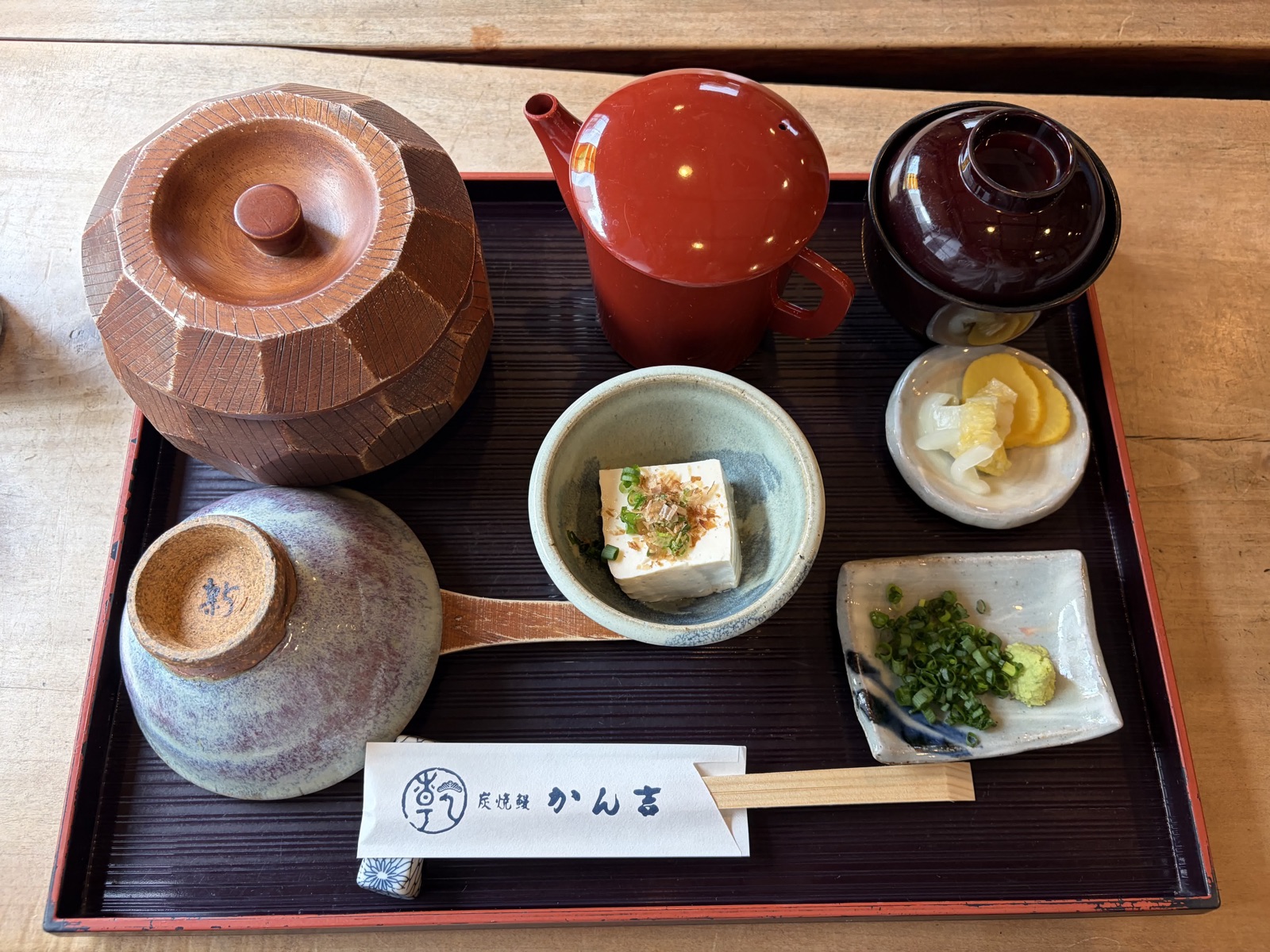 蓋がされた状態で運ばれてきた、かん吉ひつまぶしの膳