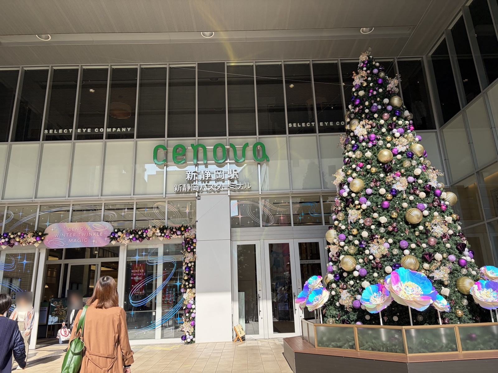 新静岡セノバの入口に立つ大きなクリスマスツリー