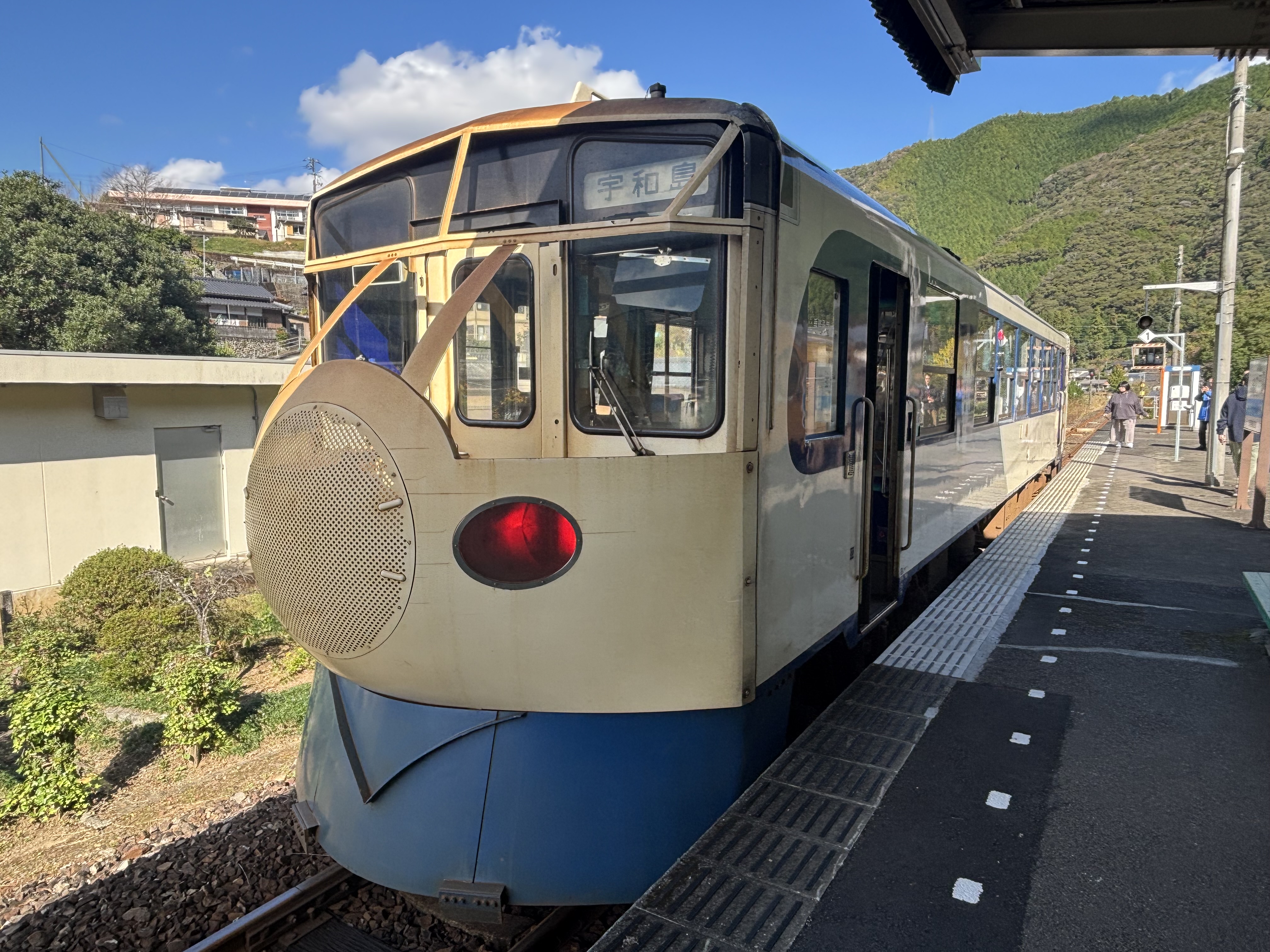 江川崎駅で見かけた、予土線名物のミニ新幹線型車両