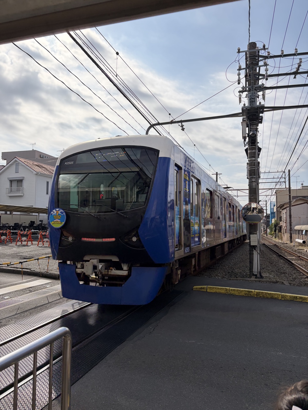 ホームに入ってくる静岡鉄道A3000形の青いラッピング車両A3505