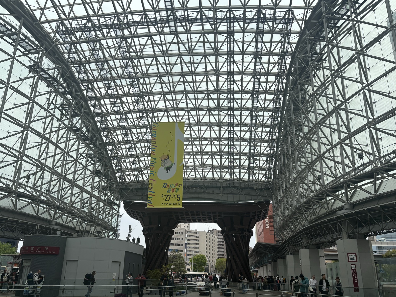 金沢駅の鼓門ともてなしドームの外観