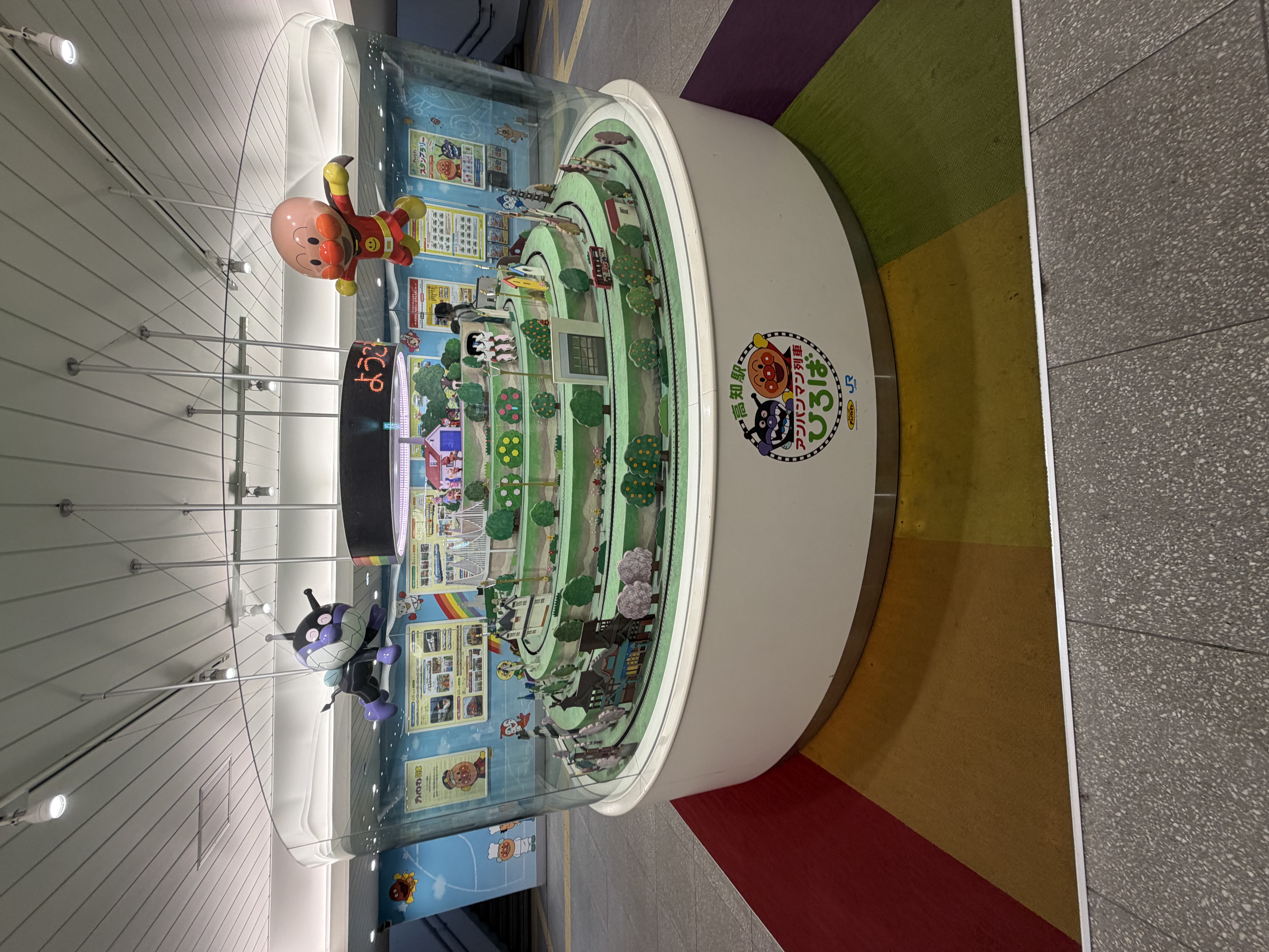 やなせたかしさんゆかりの地、高知駅構内のアンパンマン関連展示