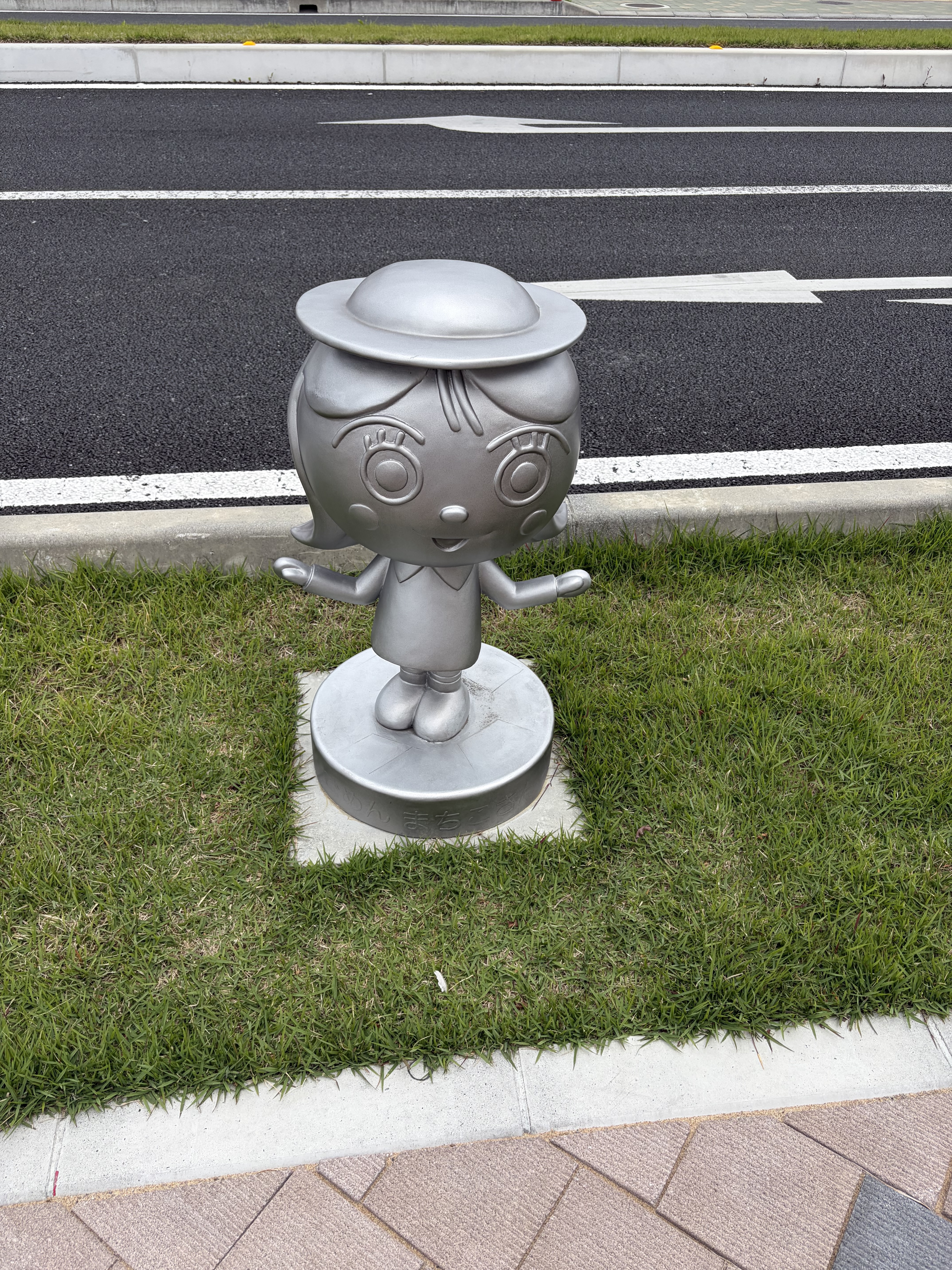 やなせライオン公園にある、やなせたかしさんが生み出した温かな笑顔の「ごめんまちこさん」の像