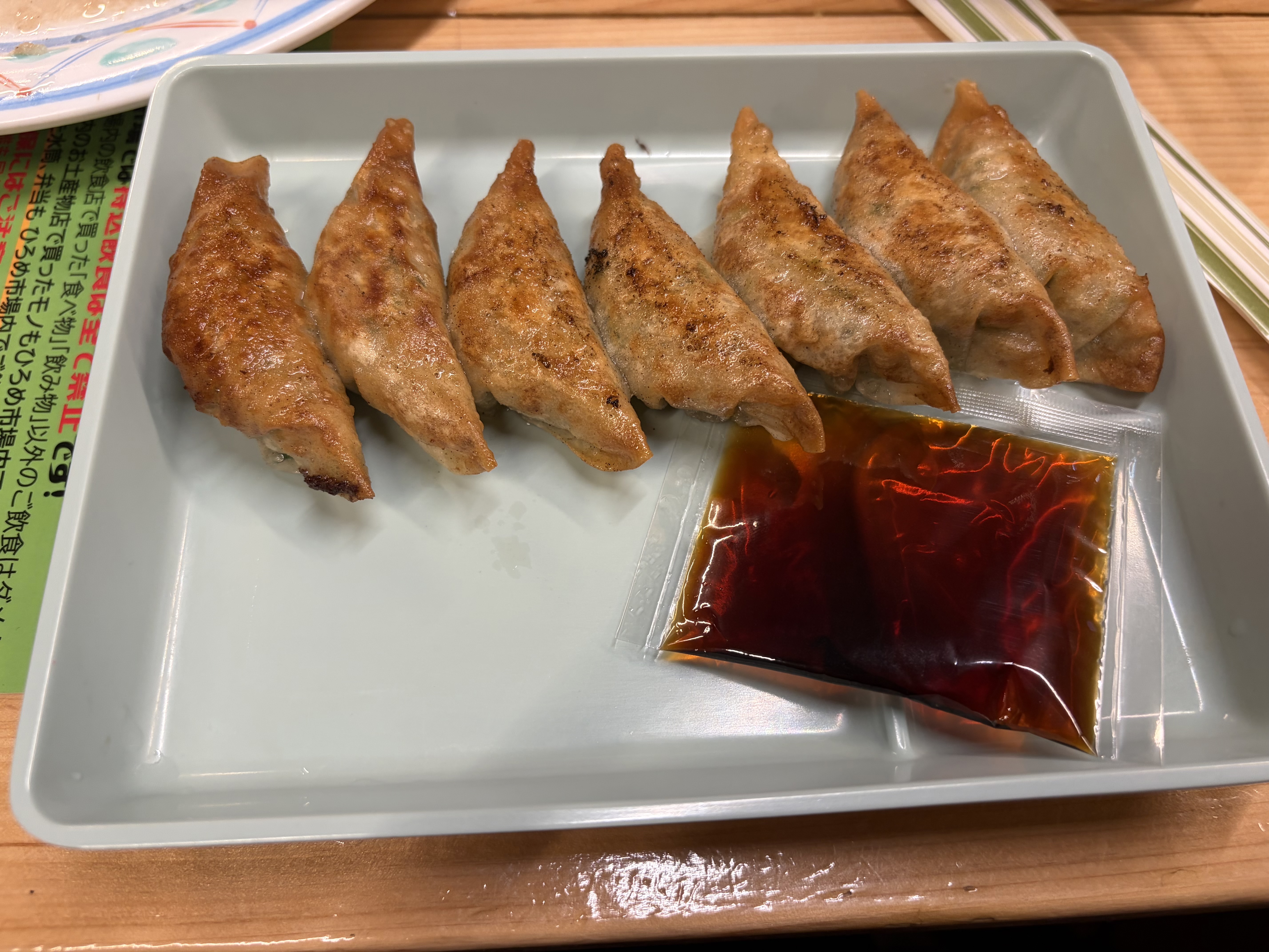 安兵衛でいただいた、揚げたての焼き餃子とタレ