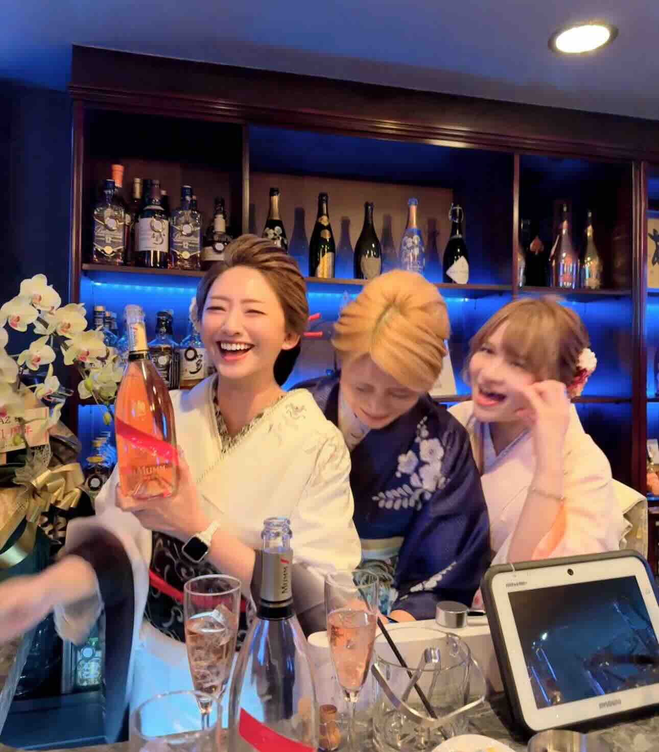 中州スナックCRAZの美人ママと人気キャストの写真櫛田神社前駅徒歩2分