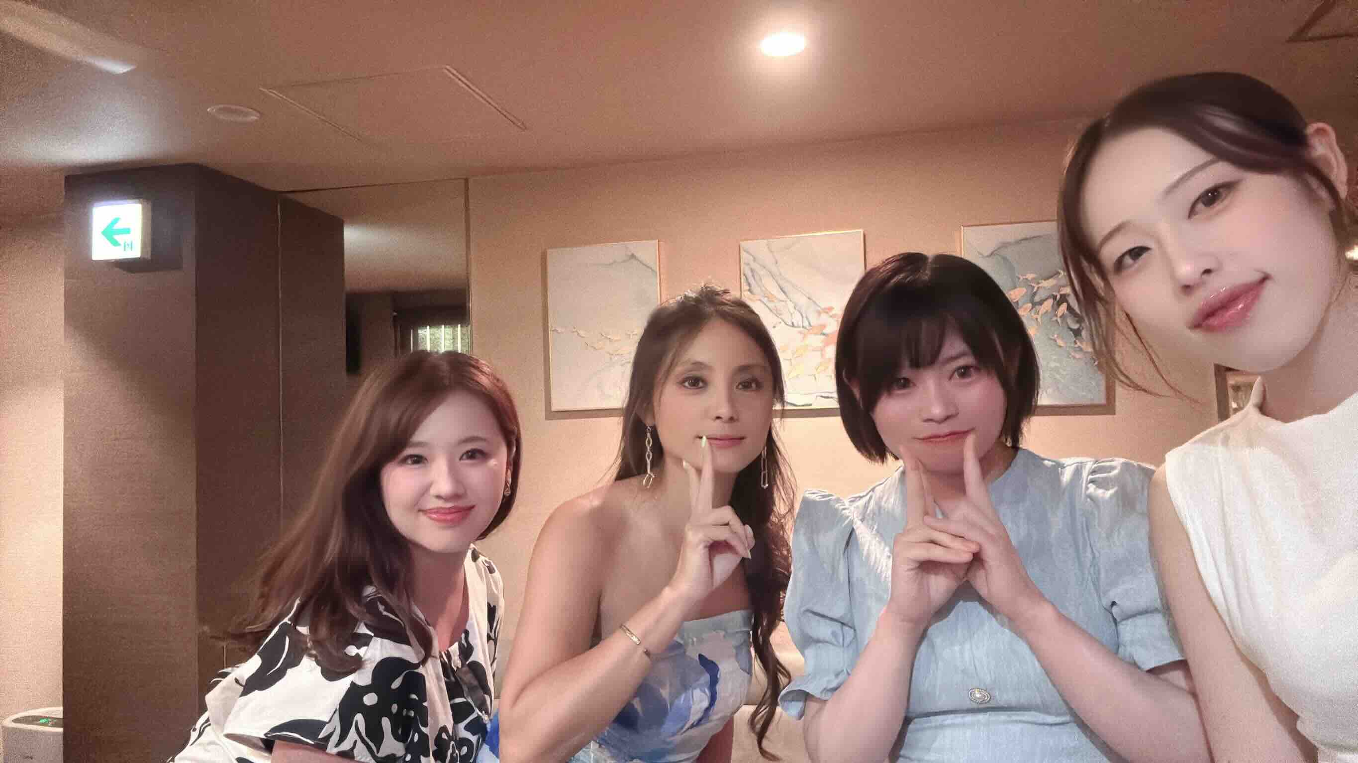 銀座スナックAtlantis Clubのママとキャストの写真