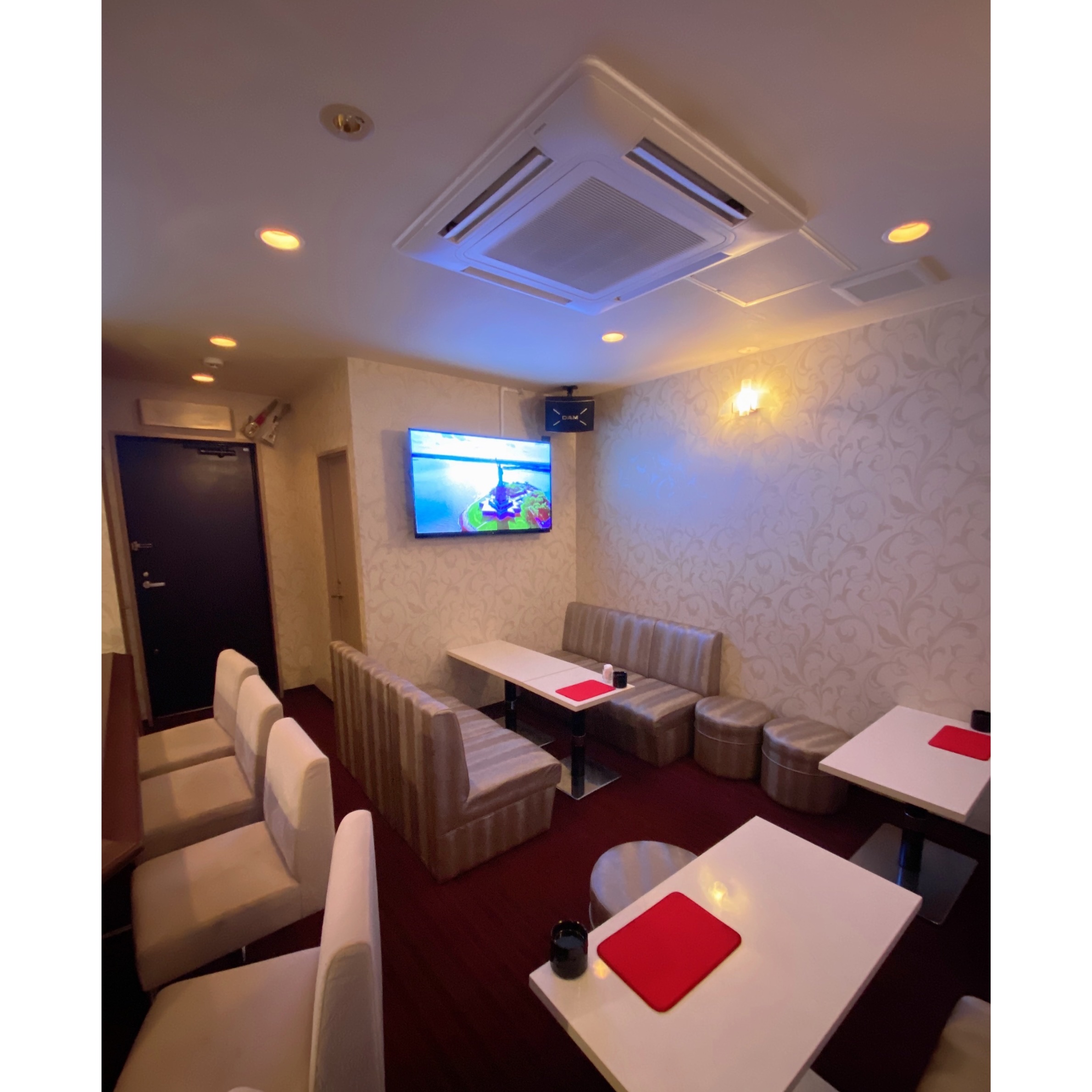 祇園スナックXXXの店内写真