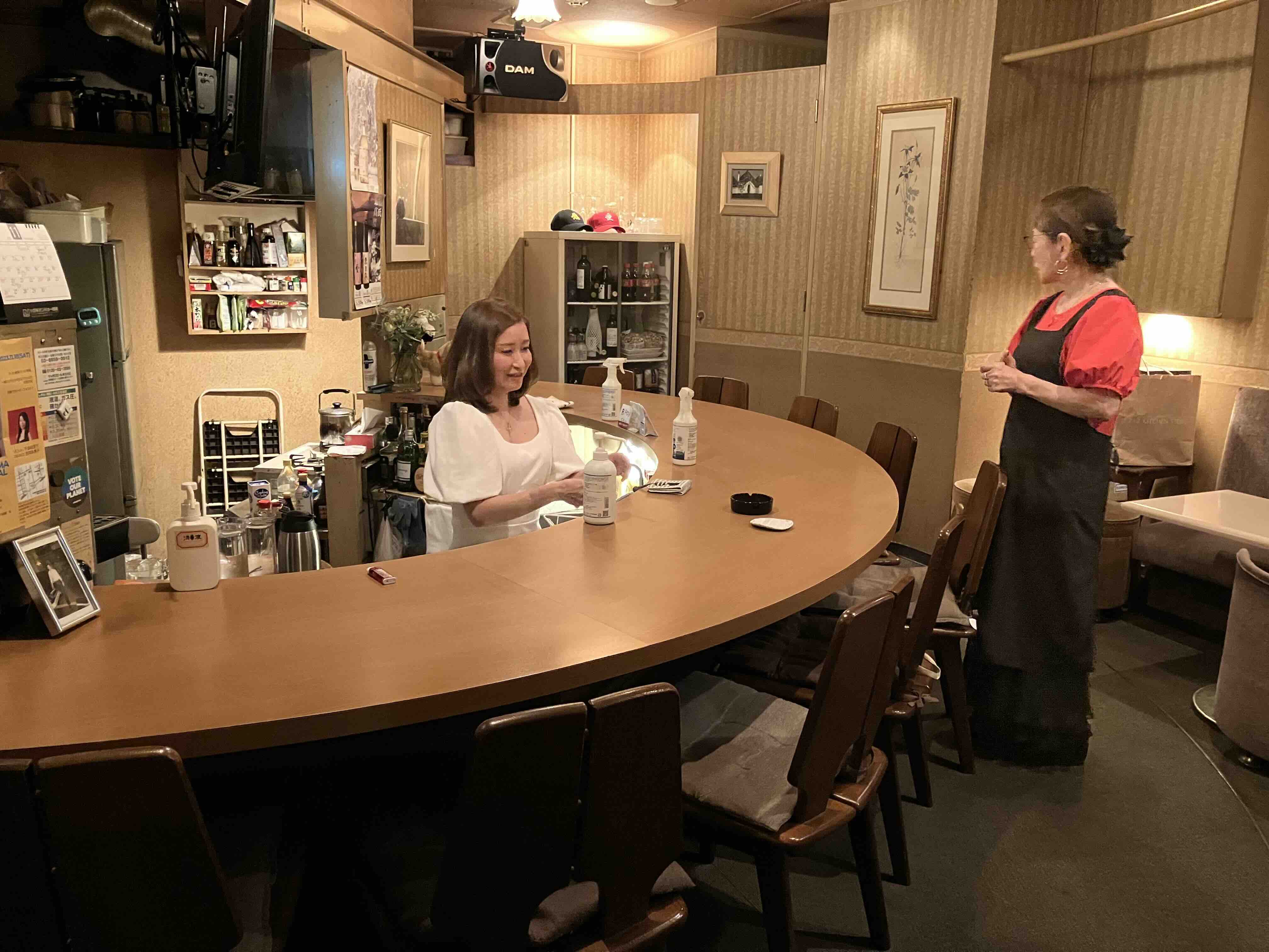 西荻窪スナック李里子のカウンター席