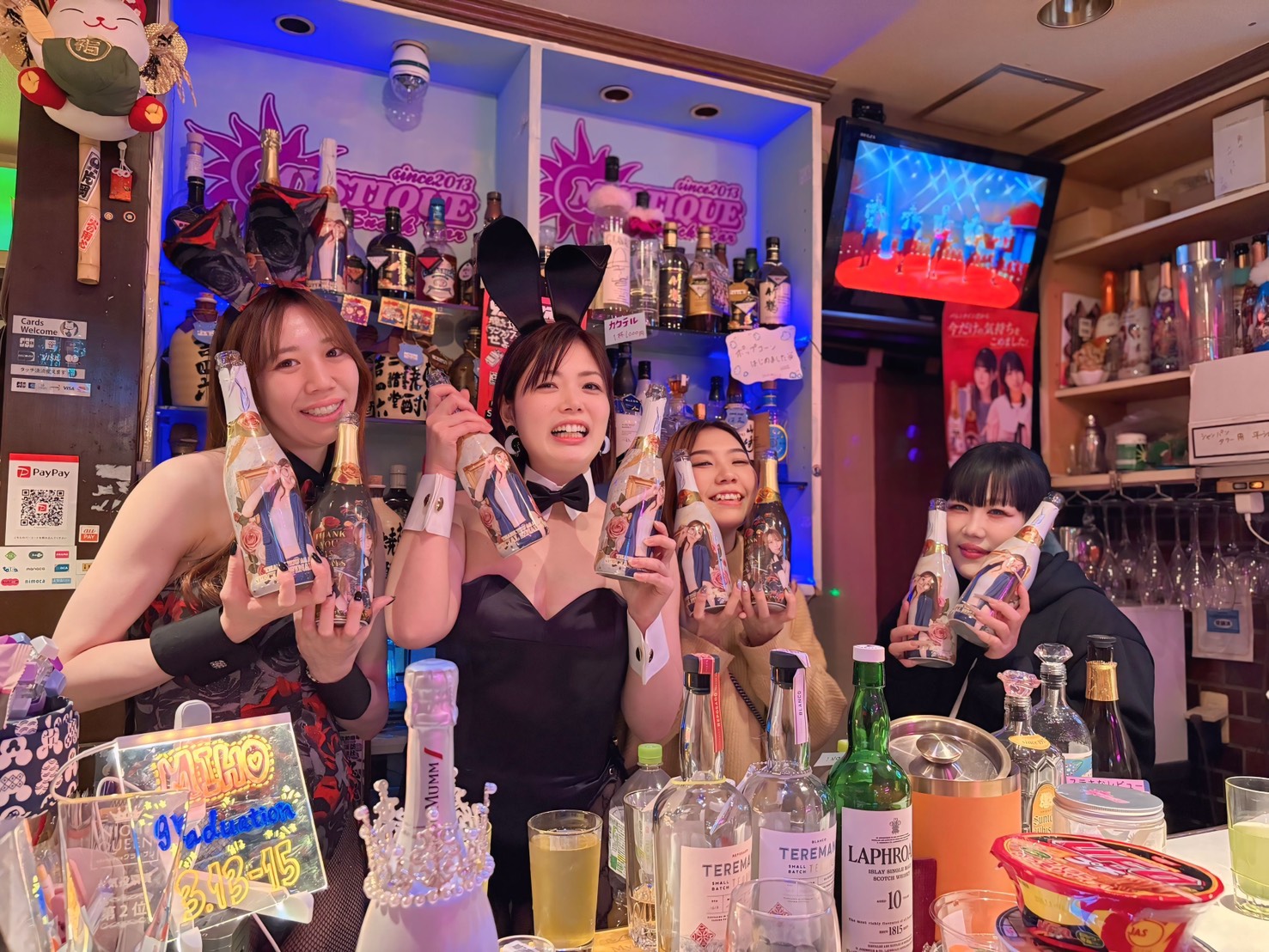 関内スナックMYSTIQUEのママとキャスト写真