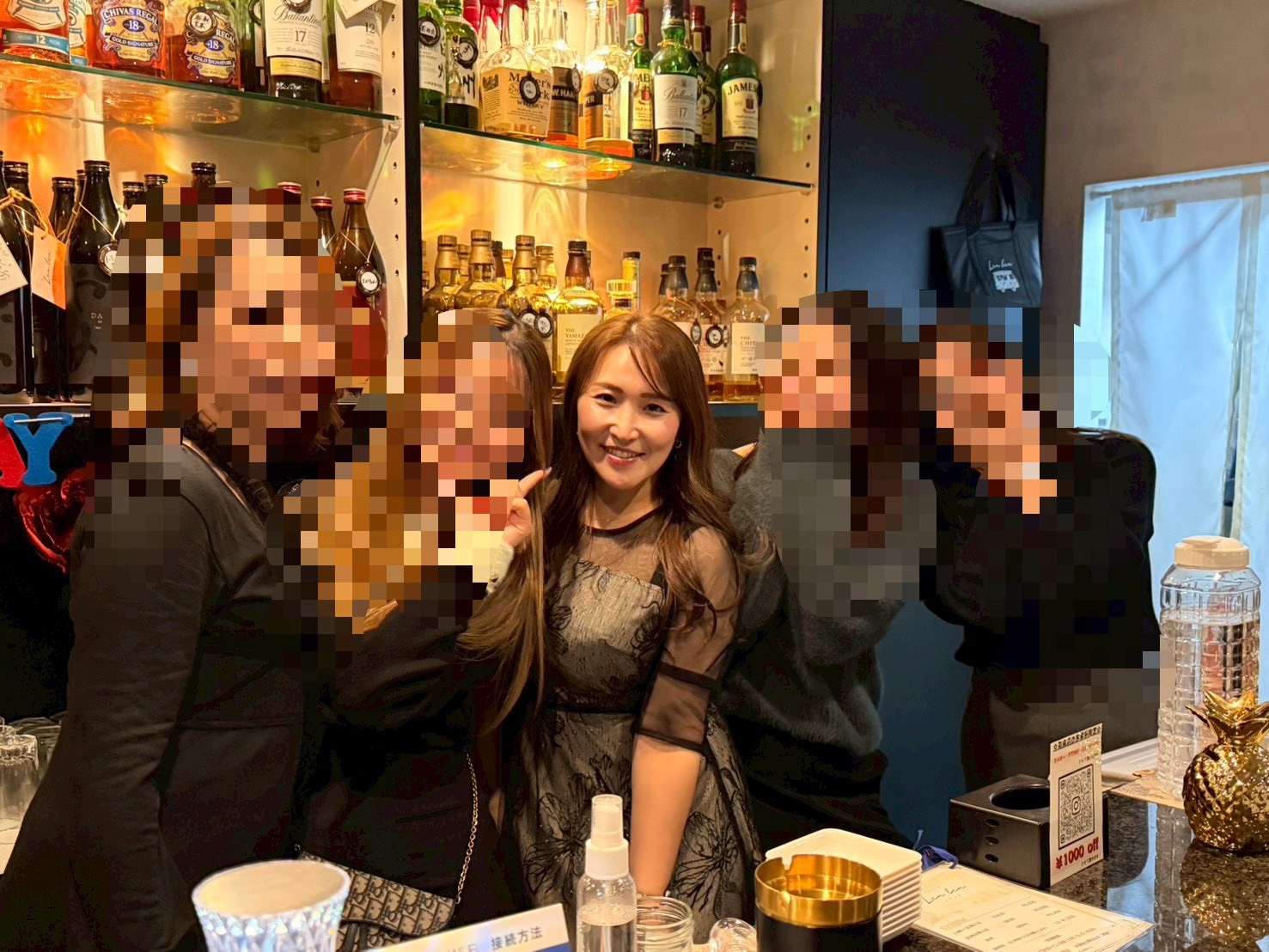 三宮スナックレアレアのママとキャスト写真
