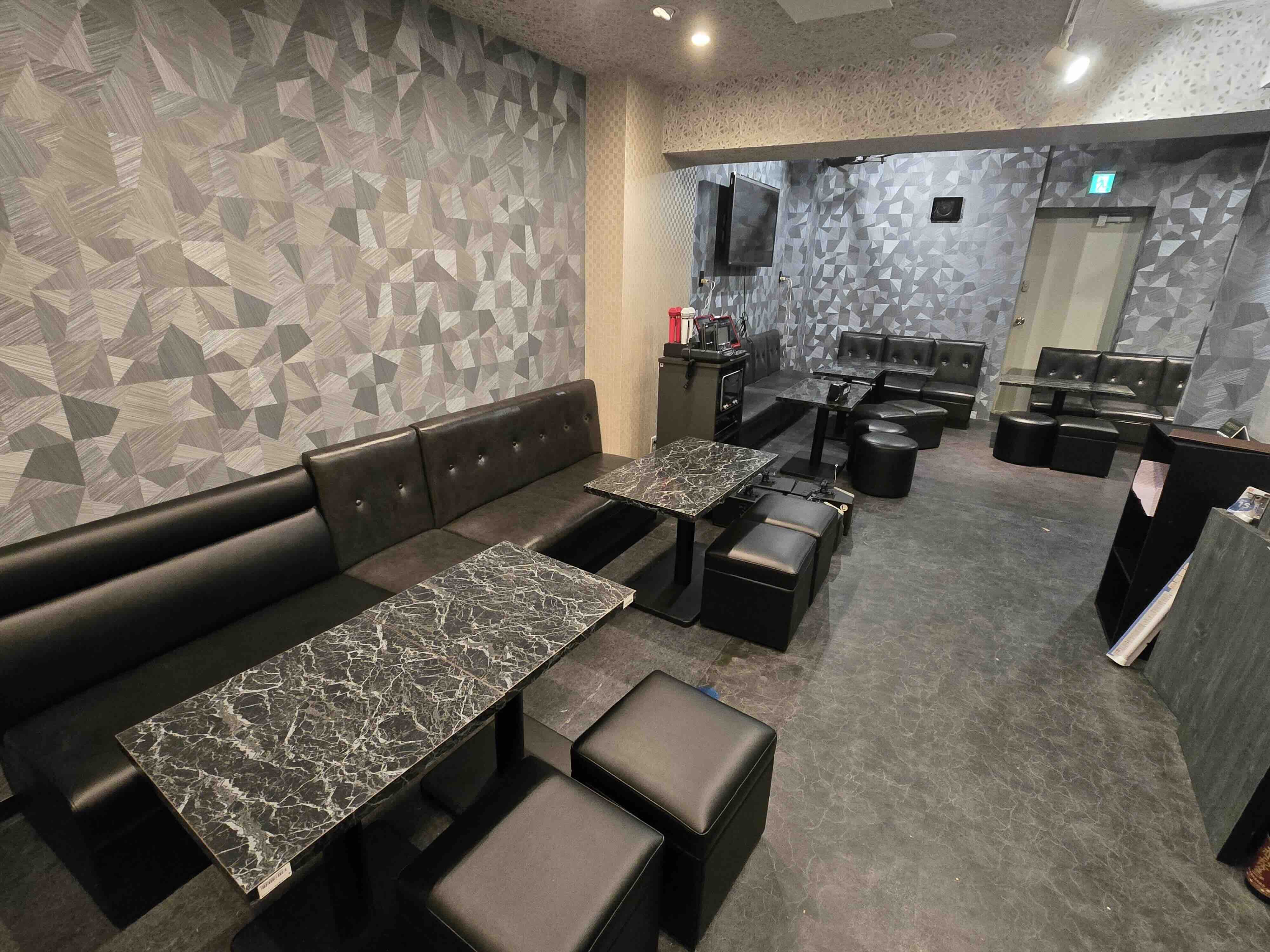 板橋スナックNineのカウンター写真