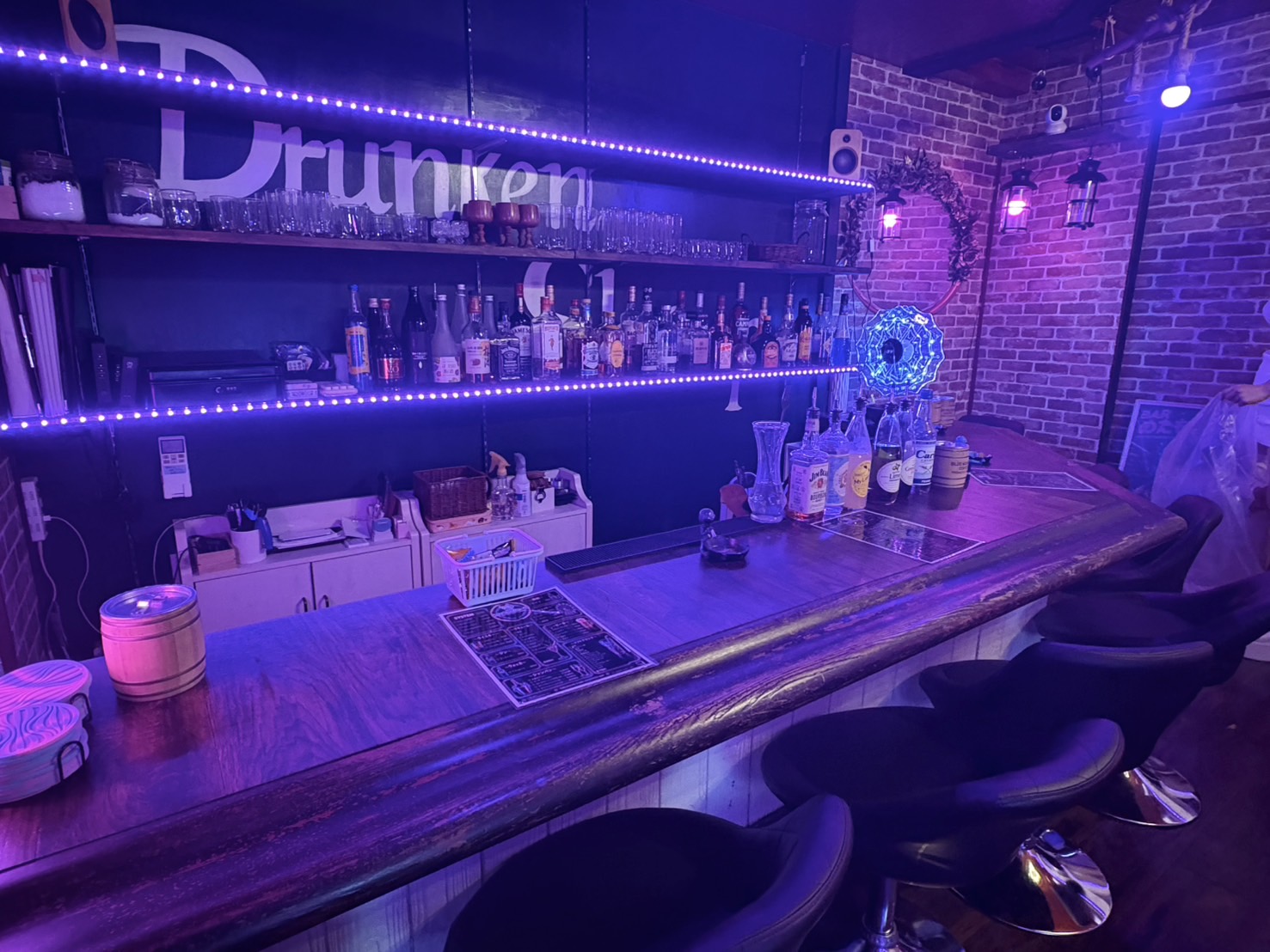 新宿スナックめたもるふぉーぜの店内写真