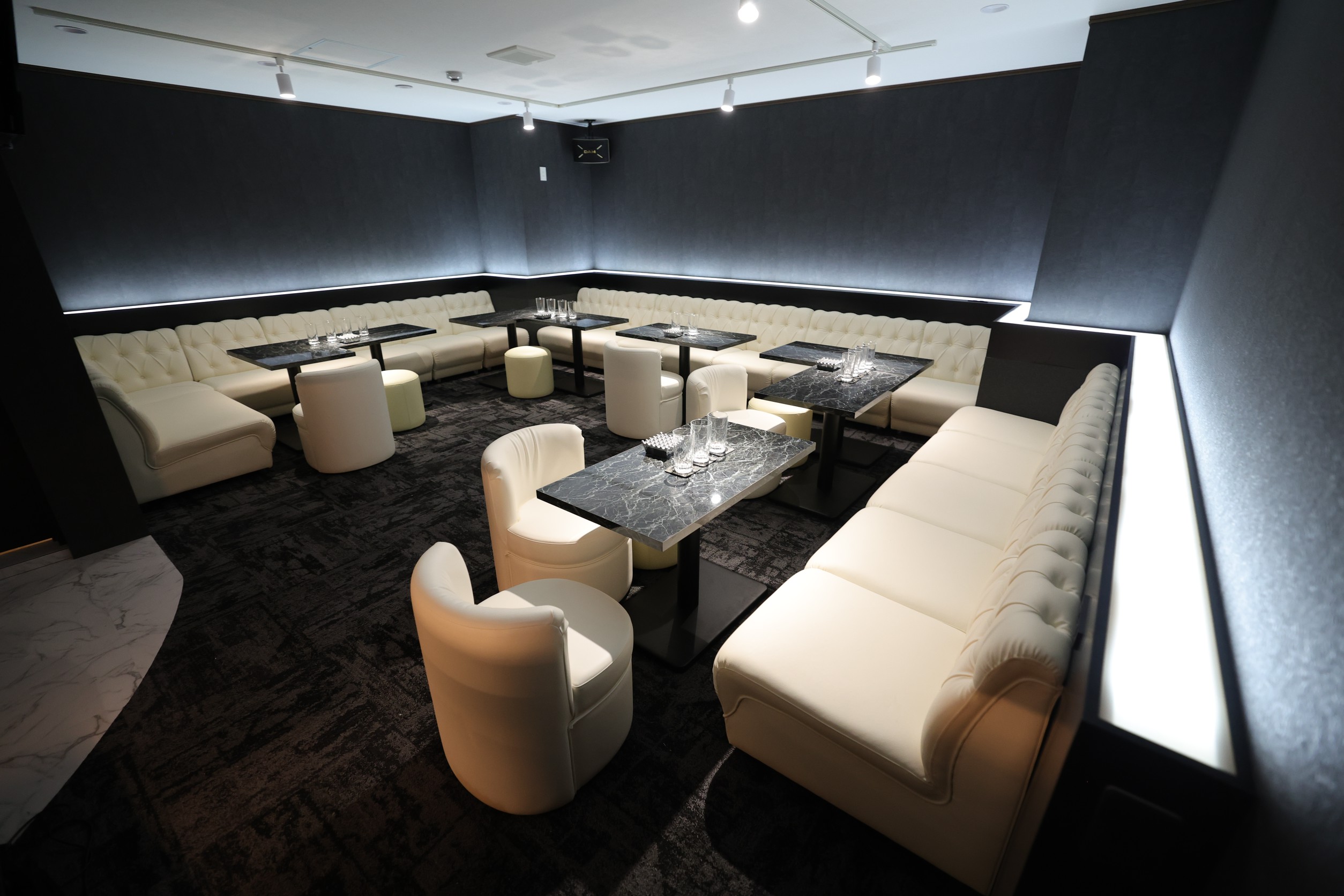 那覇スナックLunaRの店内写真