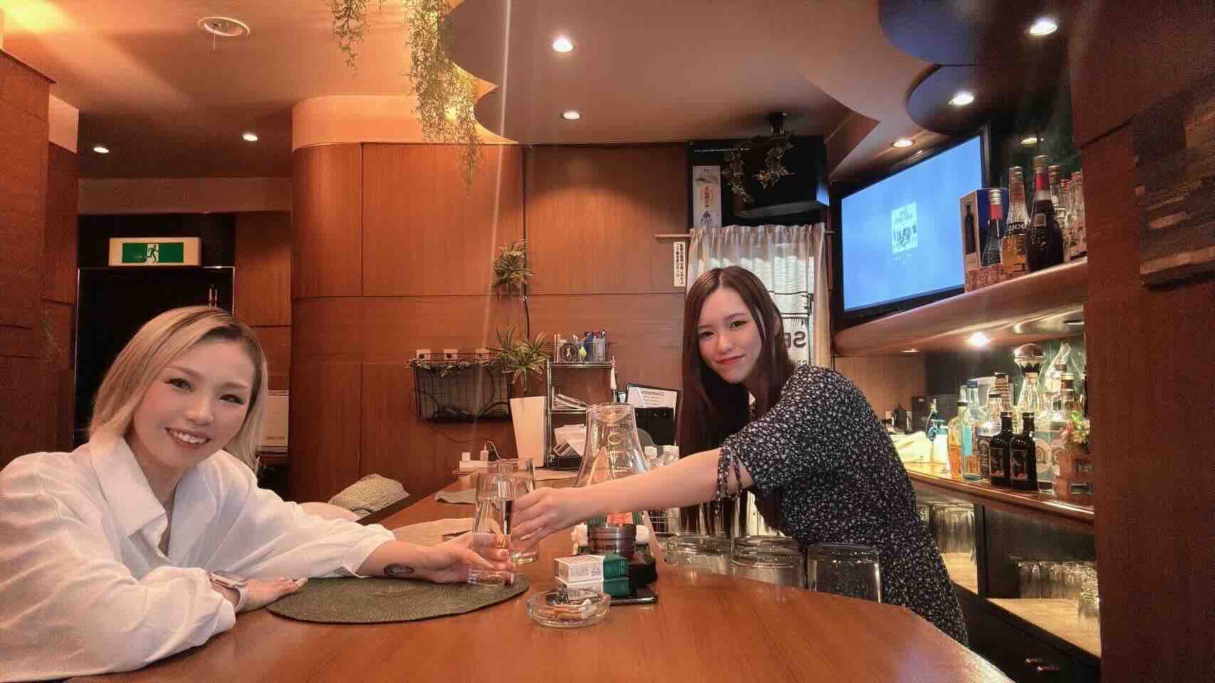 新宿スナックシェアテーブルのママとキャストの写真