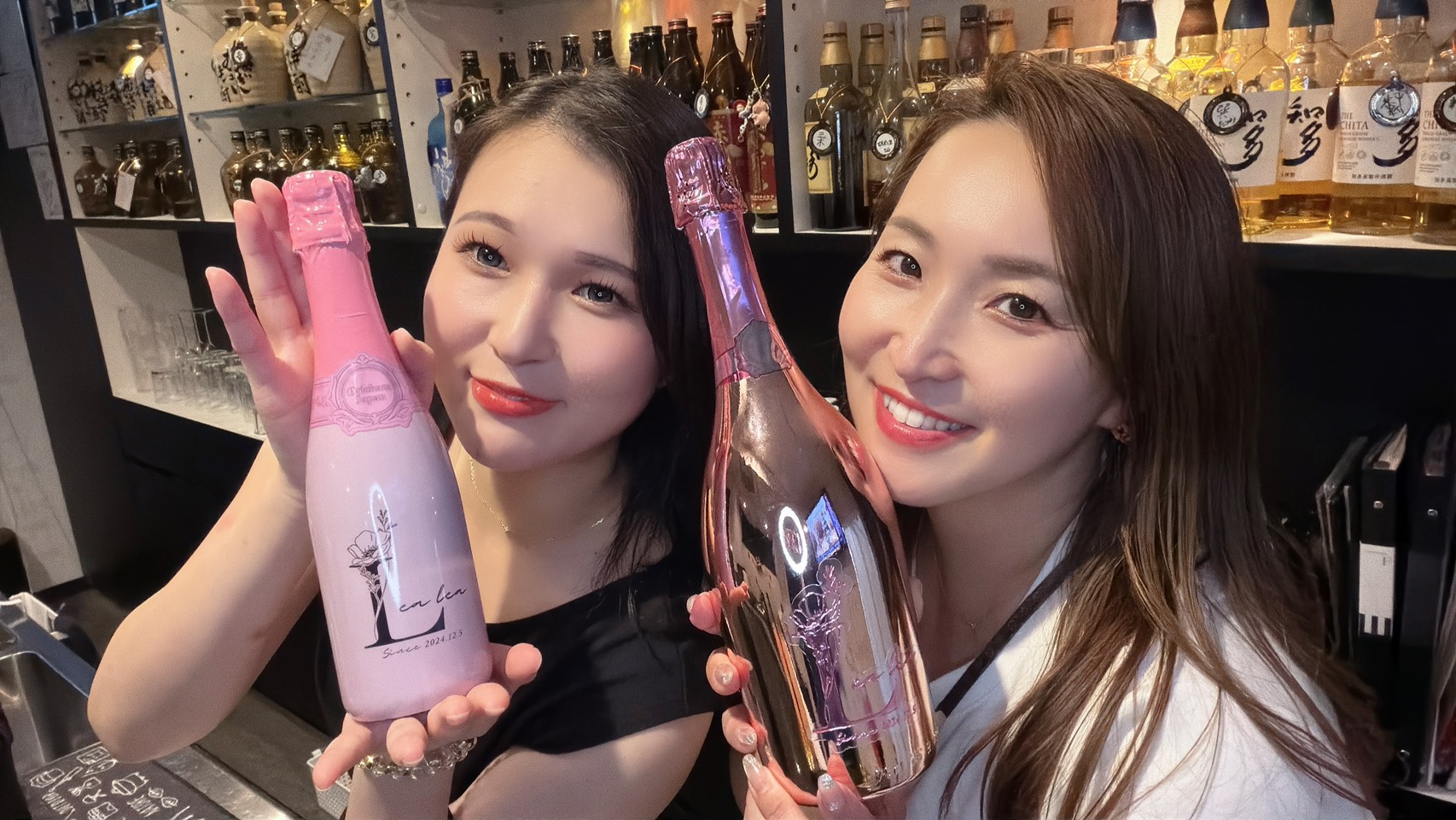 三宮スナックレアレアのママとキャスト写真