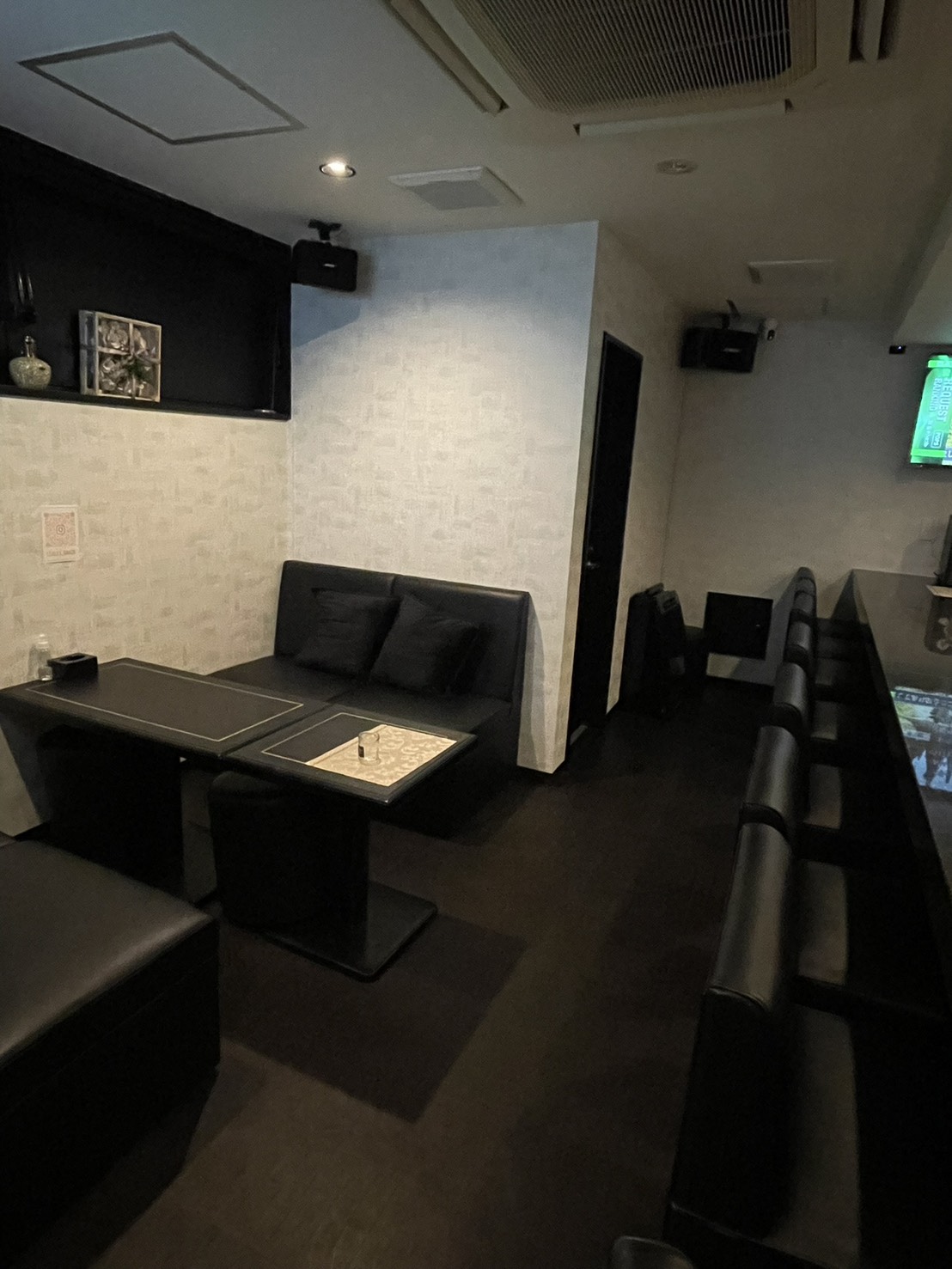 三宮スナックレアレアの店内写真