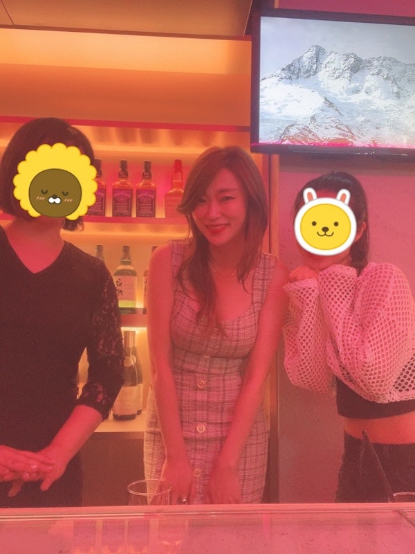 赤坂スナックLizのママとキャストの写真