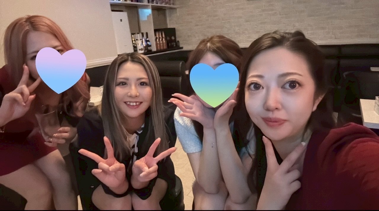 高崎スナックBLESSのママとキャスト写真